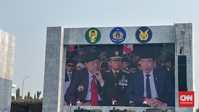 Presiden ke-6 Republik Indonesia Susilo Bambang Yudhoyono bersama Presiden ke-7 Joko Widodo tampak hadir da;am Peringatan HUT ke-81 Tentara Nasional Indonesia di Lapangan Mabes TNI, Cilangkap, Jakarta, Senin (5/10/2026).