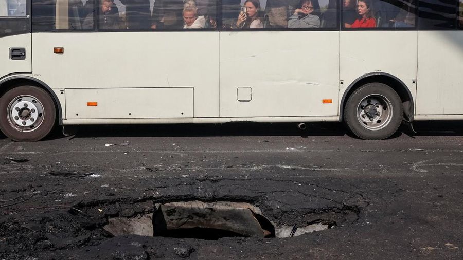 Serangan udara militer Rusia terus menghantam infrastruktur vital di pusat ibu kota Ukraina Kyiv. Serangan udara militer Rusia terus menghantam infrastruktur vital di pusat ibu kota Ukraina Kyiv. (REUTERS/Stringer)