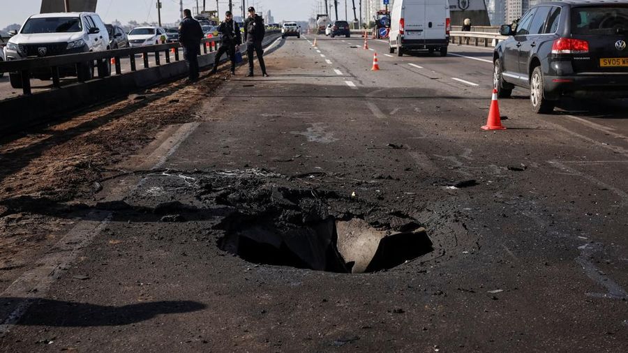 Serangan udara militer Rusia terus menghantam infrastruktur vital di pusat ibu kota Ukraina Kyiv. Serangan udara militer Rusia terus menghantam infrastruktur vital di pusat ibu kota Ukraina Kyiv. (REUTERS/Stringer)
