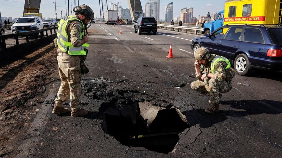 Serangan udara militer Rusia terus menghantam infrastruktur vital di pusat ibu kota Ukraina Kyiv. Serangan udara militer Rusia terus menghantam infrastruktur vital di pusat ibu kota Ukraina Kyiv. (REUTERS/Stringer)