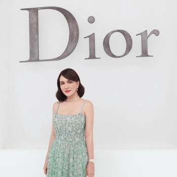 Gaya Shandy Aulia di Paris Fashion Week 2027, Feminin dalam Balutan Dress Floral Dior