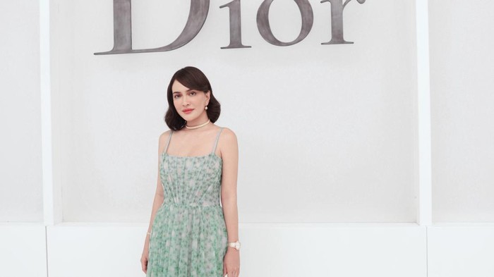 Gaya Shandy Aulia di Paris Fashion Week 2027, Feminin dalam Balutan Dress Floral Dior