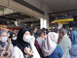 Eskalator Masih Diperbaiki, KAI Tambah Personel Urai Kepadatan di Stasiun Duri