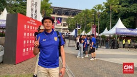 Suporter Thailand mengagumi kemegahan final FIFA ASEAN Cup 2026 antara Timnas Indonesia versus Thailand di Stadion Utama Gelora Bung Karno, Senayan, Jakarta, Senin (5/10).