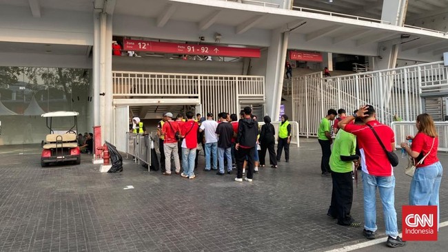 Suporter Timnas Indonesia sudah mulai memenuhi Stadion Utama Gelora Bung Karno, Jakarta, sejak pukul 16.00 WIB atau empat jelang sebelum kickoff lawan Thailand di final FIFA ASEAN Cup 2026. (CNNIndonesia/Muhammad Ikhwanuddin)