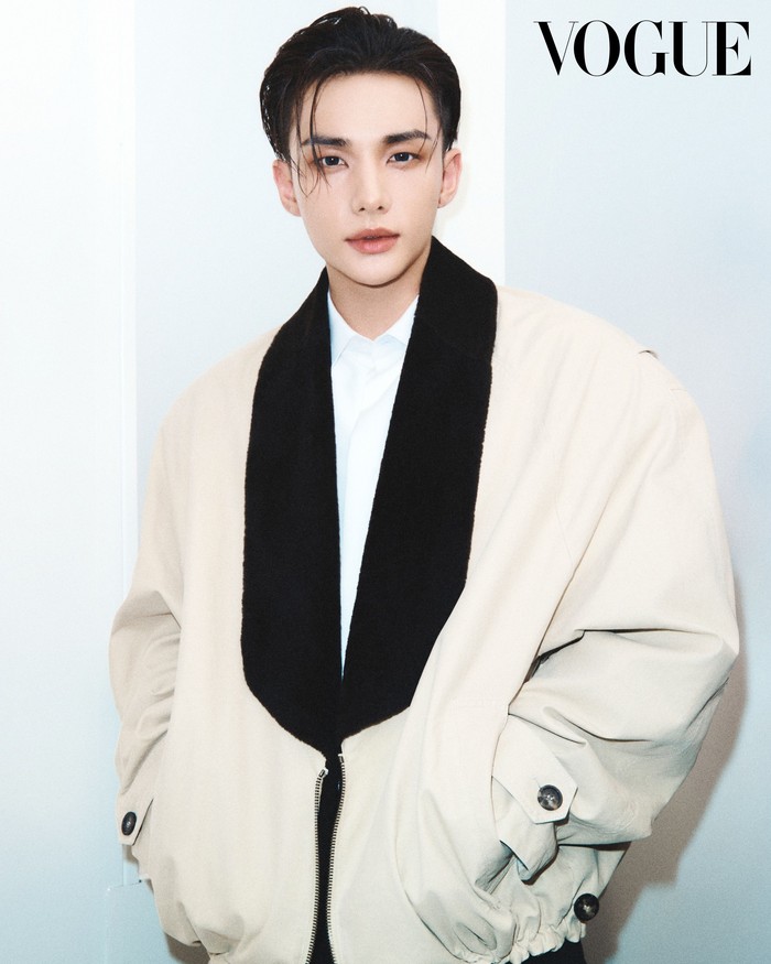 Tampil dengan potongan rambut undercut serta berpakaian rapi dalam balutan serba Dior, sang idol sontak menciptakan buzz di komunitas online saat menyaksikan langsung Dior Summer 2027 Women's Show oleh Jonathan Anderson./ Foto: instagram.com/voguekorea
