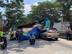 Truk Tronton Muatan Serbuk PVC Terguling Timpa Mobil di Banyumanik Semarang