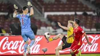 Pesepak bola Timnas Malaysia Fergus Tierney (tengah) berebut bola dengan pesepak bola Timnas Vietnam Le Ngoc Bao (kanan) dalam pertandingan perebutan tempat ketiga FIFA ASEAN Cup 2026 di Stadion Utama Gelora Bung Karno, Senayan, Jakarta, Senin (5/10/
