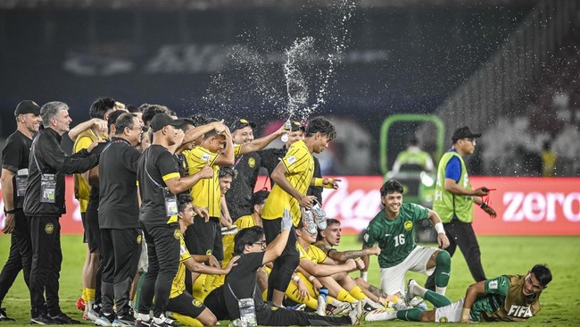 Pesepak bola Timnas Malaysia berselebrasi usai mengalahkan Timnas Vietnam usai pertandingan perebutan tempat ketiga FIFA ASEAN Cup 2026 di Stadion Utama Gelora Bung Karno, Senayan, Jakarta, Senin (5/10/2026). Malaysia meraih peringkat ketiga setelah