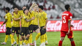 Pesepak bola Timnas Malaysia Fergus Tierney (ketiga kanan) bersama rekan timnya berselebrasi usai mencetak gol ke gawang Timnas Vietnam dalam pertandingan perebutan tempat ketiga FIFA ASEAN Cup 2026 di Stadion Utama Gelora Bung Karno, Senayan, Jakart