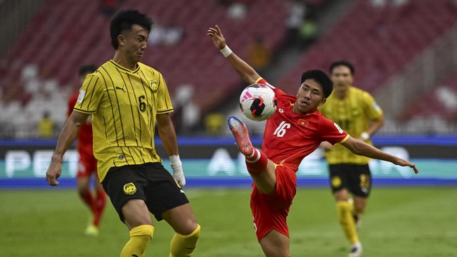 Pesepak bola Timnas Vietnam Khoa Ngo (kanan) menendang bola dibayangi pesepak bola Timnas Malaysia Quentin Cheng (kiri) saat pertandingan perebutan tempat ketiga FIFA ASEAN Cup 2026 di Stadion Utama Gelora Bung Karno (SUGBK), Senayan, Jakarta, Senin