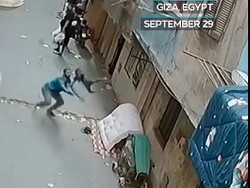 Viral Detik-detik Heroik Pemuda Selamatkan Bocah yang Jatuh dari Balkon