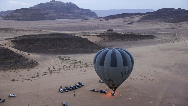 A hot air balloon carrying tourists prepares to take off for a flight over Wadi Rum at sunrise, Jordan, October 3, 2026. REUTERS/Alaa Al-Sukhni