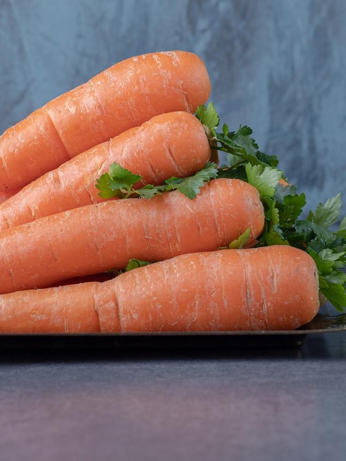 Memasak wortel dapat meningkatkan jumlah beta-karoten yang tersedia untuk diserap tubuh. Senyawa ini kemudian dapat diubah menjadi vitamin A yang penting untuk penglihatan, sistem kekebalan tubuh, dan kesehatan kulit.