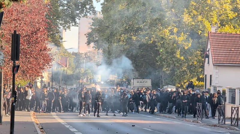 Aksi protes pelajar Prancis selama beberapa hari terakhir yang disertai kerusuhan besar turut memicu perselisihan sengit di kancah politik, Selasa (6/10/2026). (REUTERS/Yves Herman)