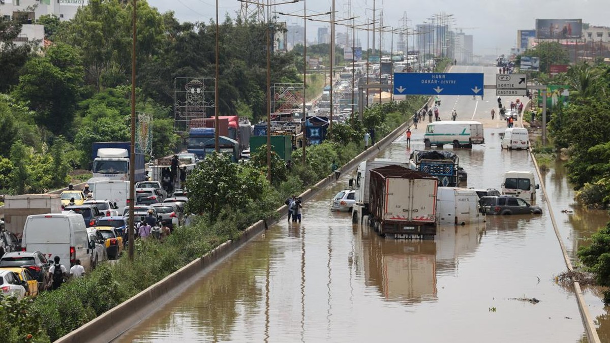 Jalan Tol Terendam, Banjir 2 Meter Lumpuhkan Kota Kering Kerontang