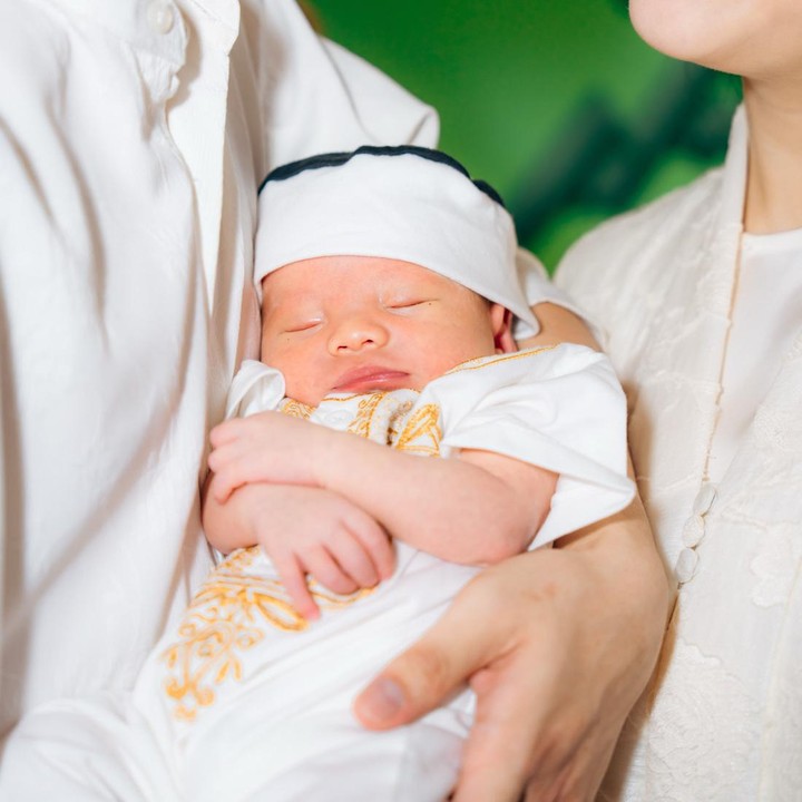 <p>Bintang film<em> Dua Garis Biru</em>, Adhisty Zara, melahirkan anak pertamanya Benjiro Nayel Ali, pada 19 September 2026. Baru-baru ini, Zara dan keluarga besarnya menggelar acara aqiqah untuk baby Benjiro, Bunda. (Foto: Instagram @zaraadhsty)</p>