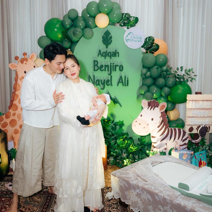 <p>Dalam <em>postingan</em> ini, Zara tak lupa menitipkan doa untuk putra kecilnya. Ia berharap baby Benjiro bisa tumbuh menjadi pribadi yang baik. "<em>Alhamdulillah</em>. Peraysaan kecil untuk berkah kecil kami. Aqiqah Benjiro Nayel Ali. Yang membawa kedamaian, dapat mencapai tujuannya, bermurah hati, cerdas, dan memiliki sifat yang mulia. Doa kami teriring untukmu semoga Tuhan menghendaki. Aamiin," tulisnya. (Foto: Instagram @zaraadhsty)</p>