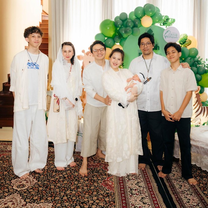 <p>Di acara aqiqah ini, Zara dan keluarga kompak mengenakan baju berwarna putih. Acara yang digelar sederhana ini juga hanya dihadiri oleh keluarga dan teman terdekat Zara dan suami, Bunda. (Foto: Instagram @zaraadhsty)</p>
