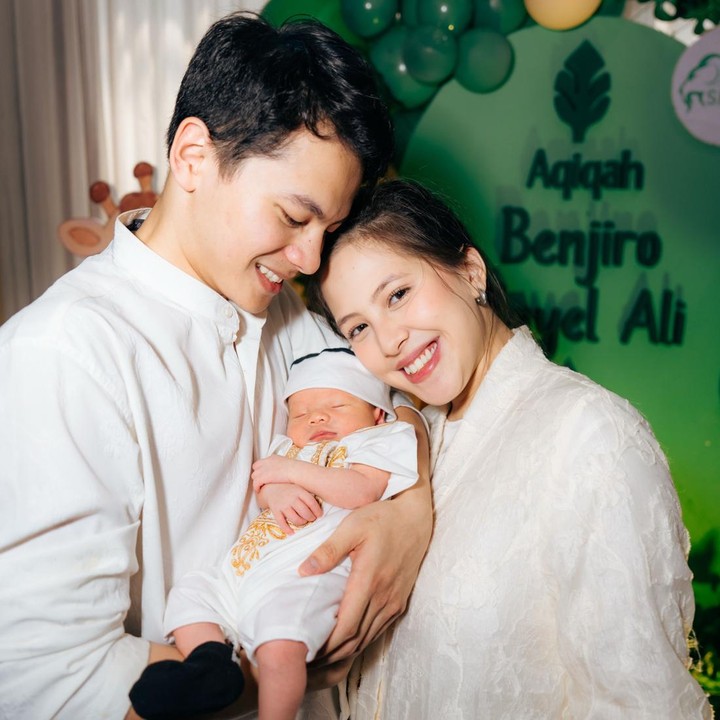 <p>Melalui unggahan di Instagram, Zara membagikan momen acara aqiqah putra semata wayangnya ini. Zara juga mem-<em>posting</em> momen bersama sang suami Abdullah Tsaqib saat menggendong baby Benjiro atau akrab disapa Ben. Wajah Ben juga diperlihatkan ke publik lho. (Foto: Instagram @zaraadhsty)</p>