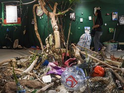 Video: Kehidupan Kaum Urban Lewat Kebal di Jakarta Biennale 2026