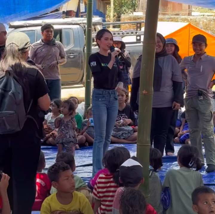 <p>Tak hanya mengunjungi tempat pengungsian, Cinta turut memberikan bantuan berupa sembako dan kebutuhan sehari-hari, seperti selimut. Ia juga menyempatkan diri menyapa dan berbincang dengan warga yang berada di lokasi.&nbsp;(Foto: Instagram @claurakiehl)</p>