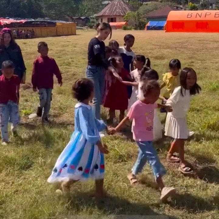<p>Cinta juga terlihat meluangkan waktu bersama anak-anak terdampak dengan mengajak mereka bermain. Kehadirannya pun menjadi bentuk dukungan langsung bagi warga yang tengah menjalani masa pemulihan pascagempa, Bunda.&nbsp;(Foto: Instagram @claurakiehl)</p>
