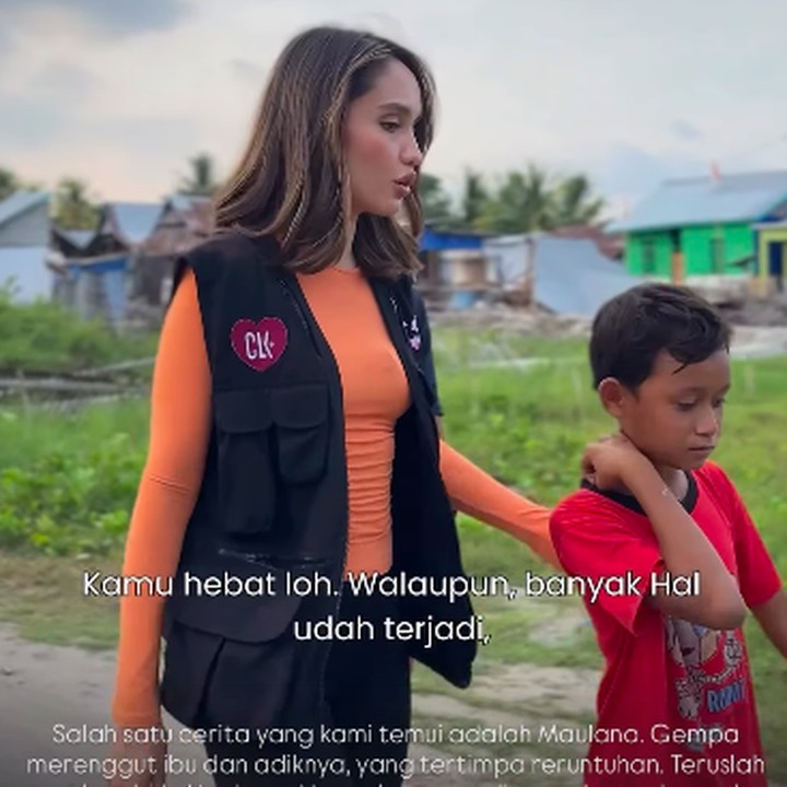 <p>Dalam video di Instagram Stories-nya, ia juga memperlihatkan situasi di lokasi sekaligus menyampaikan kondisi warga yang terdampak bencana. &ldquo;Jadi aku mau ke tempat pengungsian yang diberitakan kemarin, di mana cukup banyak orang yang kehilangan nyawa mereka dengan kondisi yang kurang baik. Inilah katanya dan kalau dilihat memang banyak sekali orang yang tinggal di sini dan cuacanya panas,&rdquo; ujar Cinta.&nbsp;(Foto: Instagram @claurakiehl)</p>