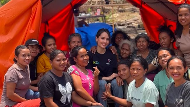 5 Potret Cinta Laura Kunjungi Pengungsi Gempa NTT, Beri Bantuan hingga Hibur Anak-anak
