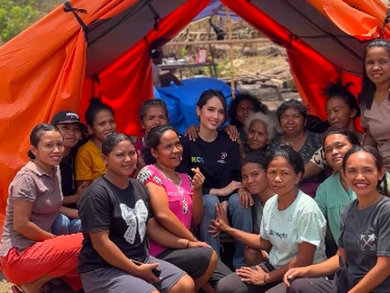 5 Potret Cinta Laura Kunjungi Pengungsi Gempa NTT, Beri Bantuan hingga Hibur Anak-anak