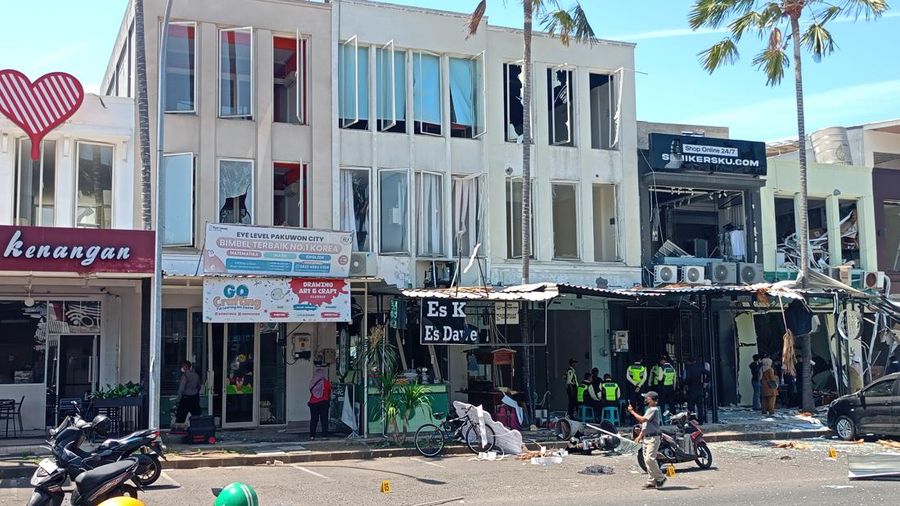 Dampak ledakan gas di RM Nasi Tempong Sri Dewi Pakuwon City, Surabaya, Selasa (6/10/2026).