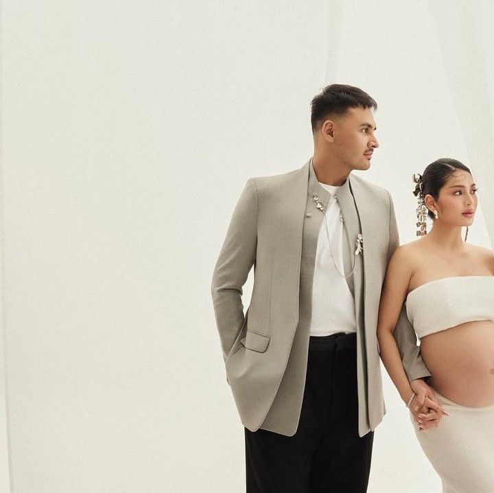 <p>Debi Sagita dan Marco Ivanos membagikan potret maternity shoot di akun Instagramnya. Keduanya melakukan dua sesi pemotretan dengan konsep berbeda.(Foto:@debisagita)</p>