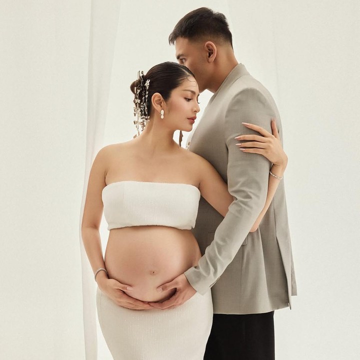 <p>Debi tampil menawan mengenakan setelan tube top dan rok panjang putih yang memperlihatkan baby bump-nya dengan anggun. Sementara, Marco tampil serasi mengenakan jas abu-abu muda dan celana hitam.(Foto:@debisagita)</p>