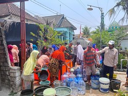 1,61 Juta Liter Air Bersih Didistribusikan BPBD Lamongan untuk 6.713 KK