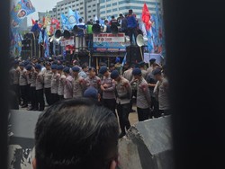 Video Momen Dasco dan Kapolri Naik Mobil Orasi Sapa Massa Buruh di DPR