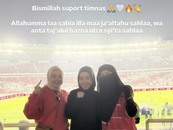Gaya Syari Umi Pipik Pakai Jersey Egy Maulana, Nonton RI Menang ASEAN Cup
