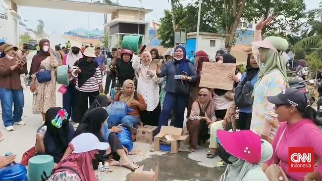 Ratusan emak di Batam unjuk rasa di depan pusat data di kawasan digital di Nongsa pada awal pekan ini. Mereka tuding pusat data itu biang kekeringan.