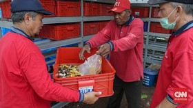 Tim penilai Benyamin S Award menyambangi Festival Pilah dan Olah Sampah di Bank Sampah ASRI, RW 02 Kelurahan Malaka Sari, Perumahan Bumi Malaka Asri I, Jalan Anggrek RT 003, Jakarta Timur. (CNN Indonesia/Adhi Wicaksono)