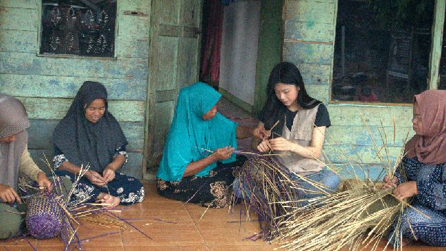 Seorang siswi kelas 12 ACS Jakarta, Alexandra Christy Untono, mengembangkan rumput purun menjadi produk bernilai tambah melalui Gaia Weave. Inisiatif tersebut tidak hanya menyasar pasar produk ramah lingkungan, tetapi juga mendorong peningkatan penda