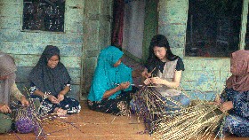 Seorang siswi kelas 12 ACS Jakarta, Alexandra Christy Untono, mengembangkan rumput purun menjadi produk bernilai tambah melalui Gaia Weave. Inisiatif tersebut tidak hanya menyasar pasar produk ramah lingkungan, tetapi juga mendorong peningkatan penda