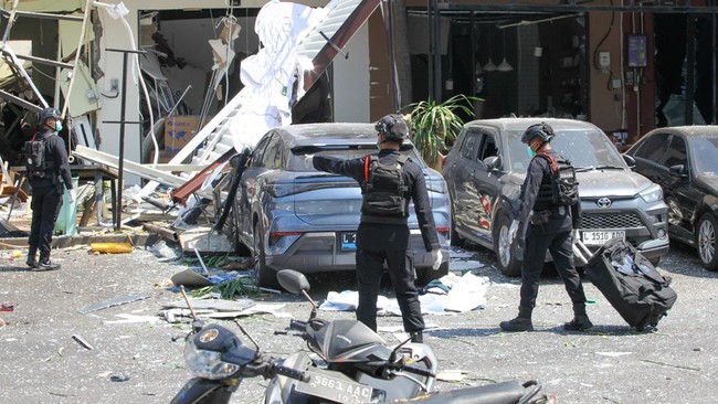 Personel Gegana Satbrimob Polda Jawa Timur menyisir lokasi ledakan di San Antonio Shopping Street, Pakuwon City, Surabaya, Jawa Timur, Selasa (6/10/2026).