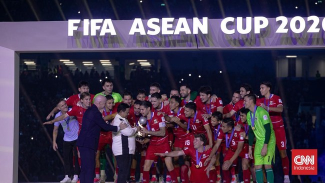 Presiden Prabowo Subianto bersama Presiden FIFA Gianni Infantino  menyerahkan piala juara FIFA ASEAN Cup 2026 kepada Timnas Indonesia di Stadion Utama Gelora Bung Karno (SUGBK), Senayan, Jakarta, Senin (5/10/2026). Indonesia juara setelah mengalahkan