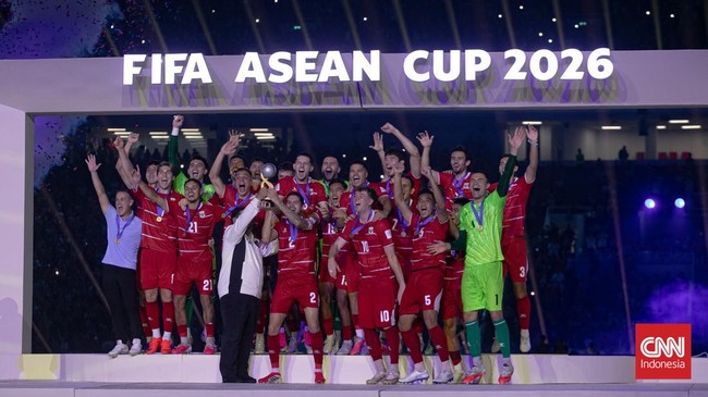 Presiden Prabowo Subianto bersama Presiden FIFA Gianni Infantino  menyerahkan piala juara FIFA ASEAN Cup 2026 kepada Timnas Indonesia di Stadion Utama Gelora Bung Karno (SUGBK), Senayan, Jakarta, Senin (5/10/2026). Indonesia juara setelah mengalahkan