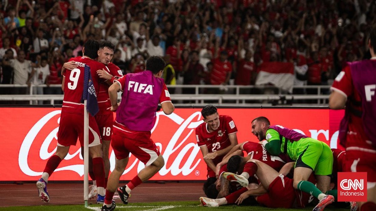Timnas Indonesia berselebrasi usai mengalahkan Timnas Thailand pada final FIFA ASEAN Cup 2026 di Stadion Utama Gelora Bung Karno (SUGBK), Senayan, Jakarta, Senin (5/10/2026). Indonesia juara setelah mengalahkan Thailand lewat adu penalti dengan skor