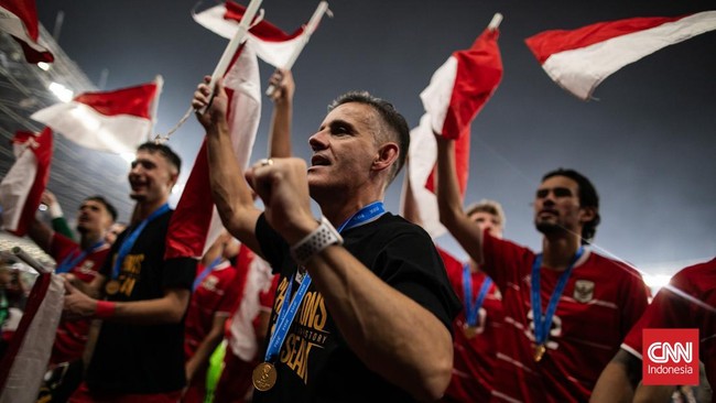 Pelatih Tim Nasional Indonesia John Herdman merayakan kemenangan timnas Indonesia saat berhasil menjadi juara FIFA ASEAN Cup 2026 usai mengalahkan Thailand lewat adu penalti dengan skor 2-2(4-2) di SUGBK, Jakarta. (CNN Indonesia/Adi Ibrahim)