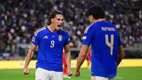Soccer Football - Nations League - Group A1 - Italy v Turkey - Stadio Renato Dall'Ara, Bologna, Italy - October 5, 2026 Italy's Pio Esposito celebrates scoring their third goal with Alessandro Romano REUTERS/Daniele Mascolo     TPX IMAGES OF THE DAY