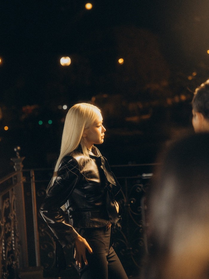 Jadi tamu undangan tetap, anggota BLACKPINK pelantun lagu-lagu populer seperti &lsquo;APT.&rsquo; di mana Ros&eacute; berkolaborasi dengan Bruno Mars serta &lsquo;On The Ground&rsquo; tak pernah absen dari peragaan busana YSL. / Foto: instagram.com/parisphotographer_xi