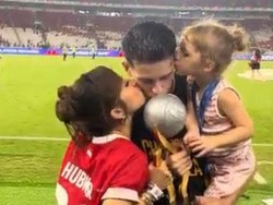 Video Kecupan di Pipi Justin Hubner dari Jennifer Coppen dan Kamari
