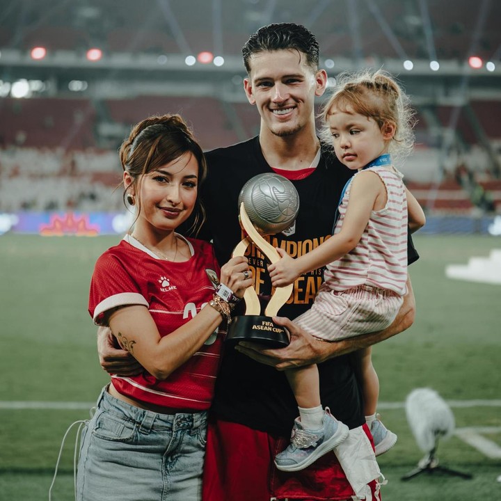 Selain itu Justin Hubner juga merayakan kemenangan timnas Indonesia bersama sang istri, Jennifer Coppen. (Foto: Instagram @justinhubner5)