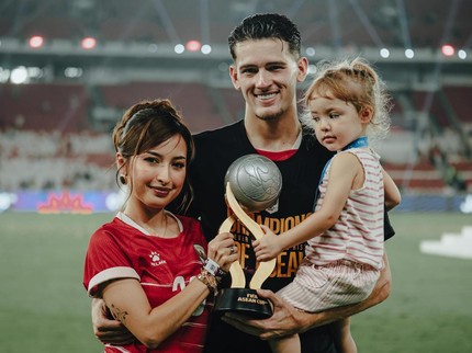 Terpopuler: Potret Pemain Timnas RI Rayakan Kemenangan Bareng Istri & Anak